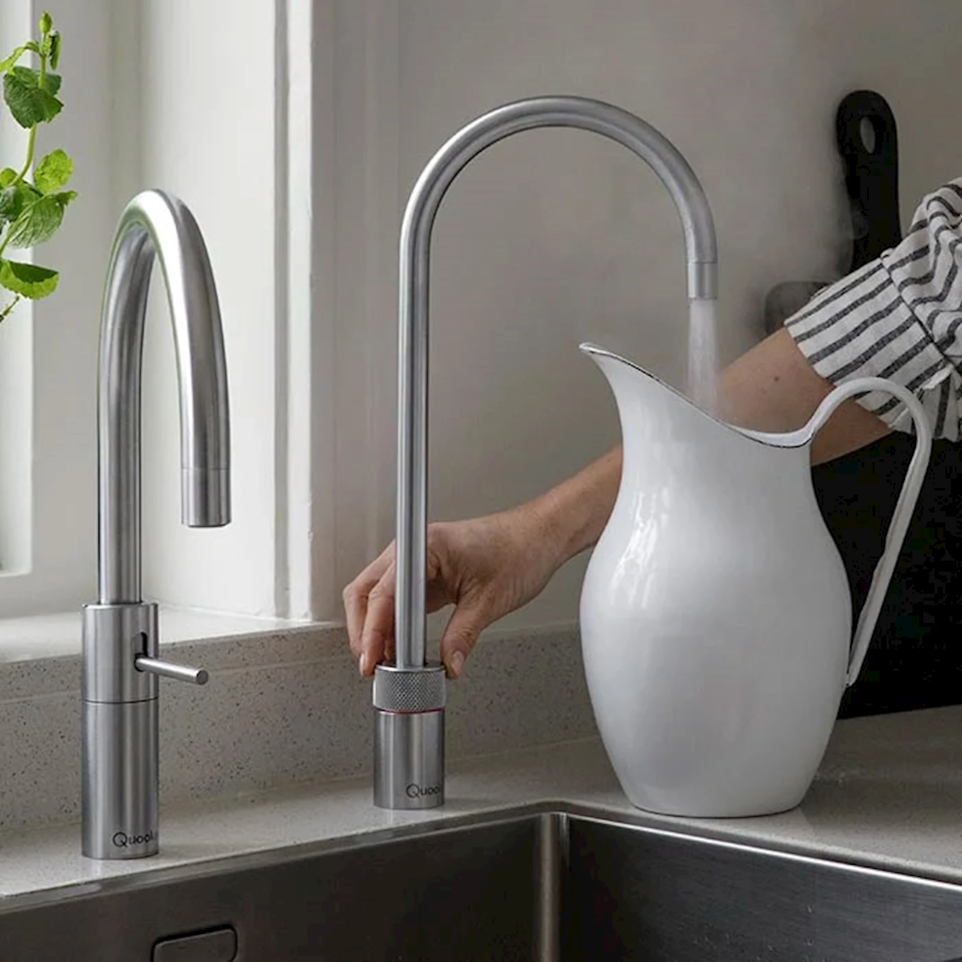 ARTQ910560402 - Twintaps Round kjøkkenbatteri m/kokende vann, rustfritt stål - 