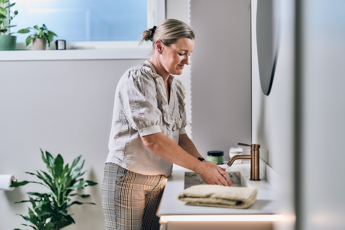 Dame vasker hender på et bad pusset opp av Smestad & Vangsøy